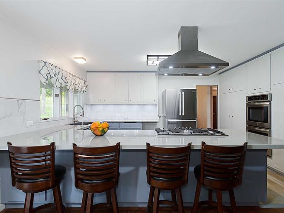 2nd image of 19 Carriage Hill Ln