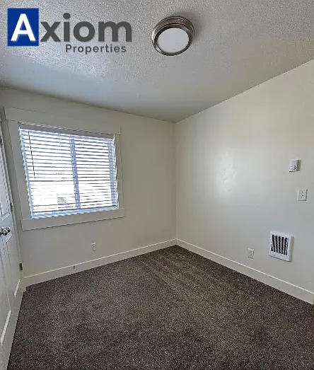 Beautiful 3 bedroom 1 bathroom apartment available now! — Photo 44
