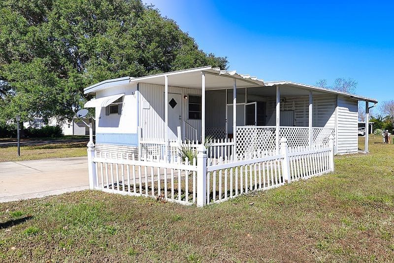 1st image of 886 Hawthorn Cir