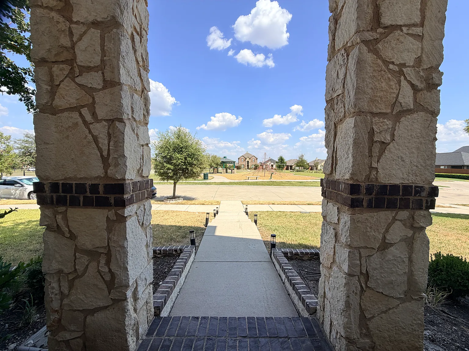 4 bed, 2.5 bath, 2760 sqft, $2,600 — Photo 4