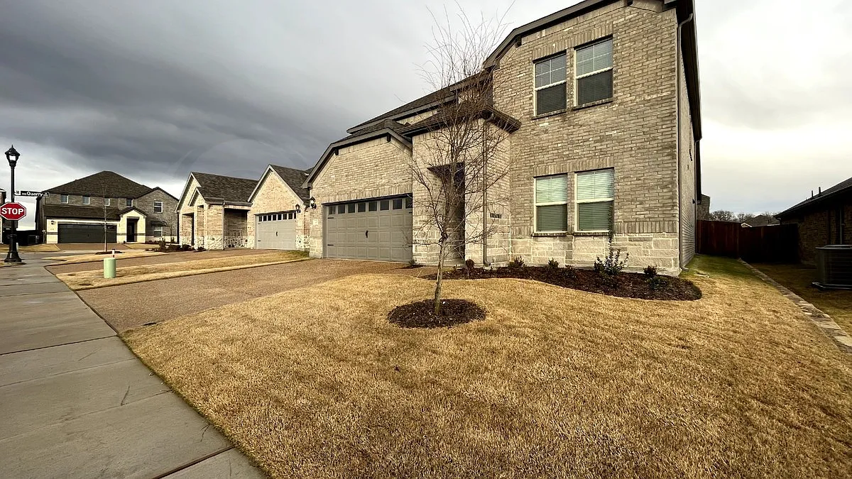 5 bed, 3.0 bath, 3060 sqft, $2,699 — Photo 3