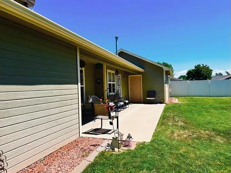 511 Hazel Cir — Photo 4