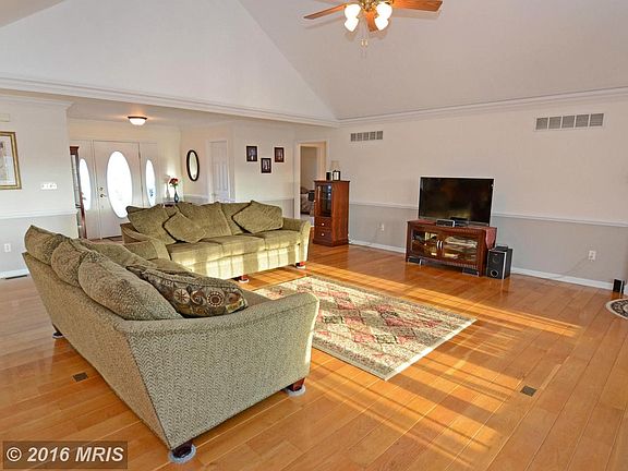 LR w/Tray Ceiling and Lighting