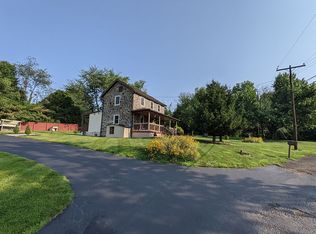 134 Squirrel Hollow Rd, Douglassville, PA