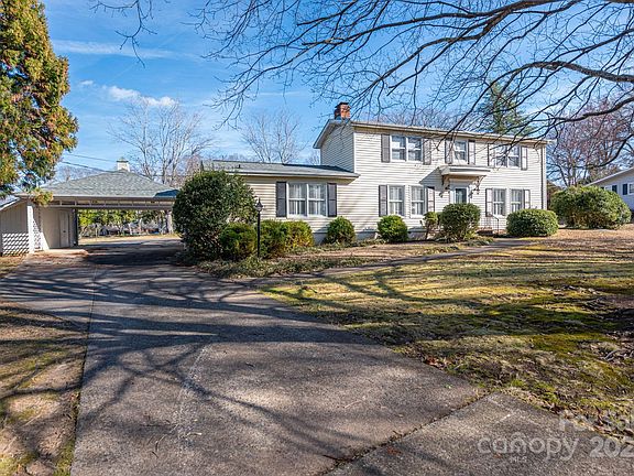 3rd image of 211 Park Cir