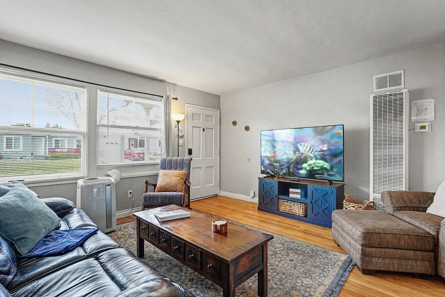 2 bed, 1.0 bath, 818 sqft, $5,189 — Photo 2