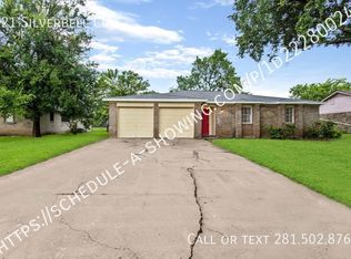 221 Silverbell Cir, Lake Jackson, TX 77566