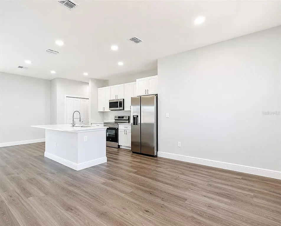 4 bed, 2.0 bath, 1636 sqft, $2,100 — Photo 3