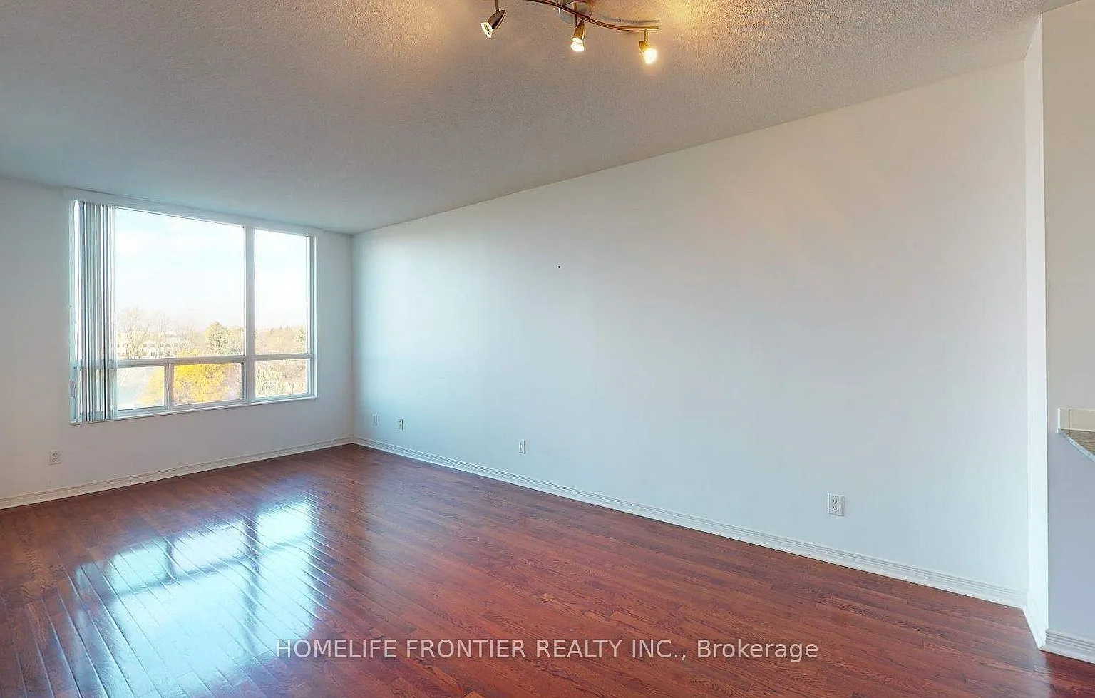 503 Beecroft Rd — Photo 2