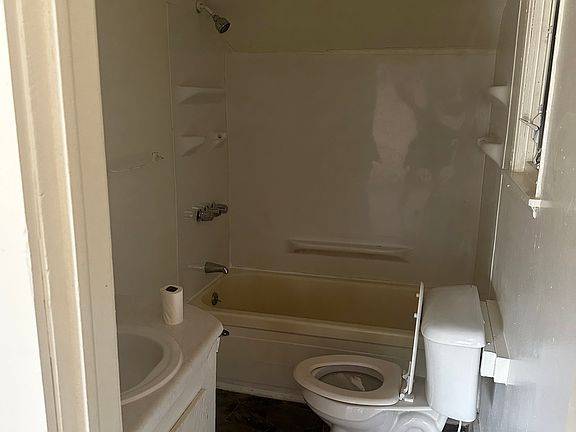 3rd image of 1700 Winslow St #2