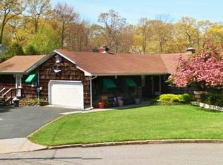 4 Arlington Ct, Miller Place, NY 11764