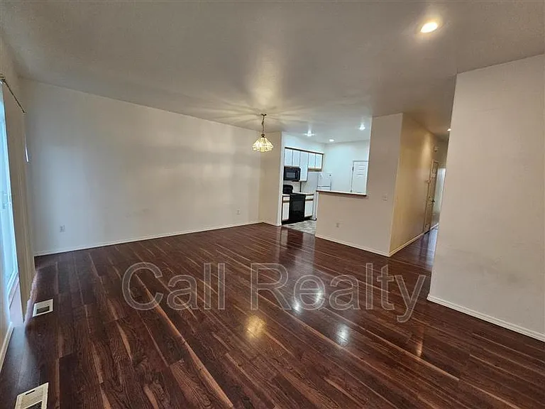 2523 E Desmet Ave — Photo 3