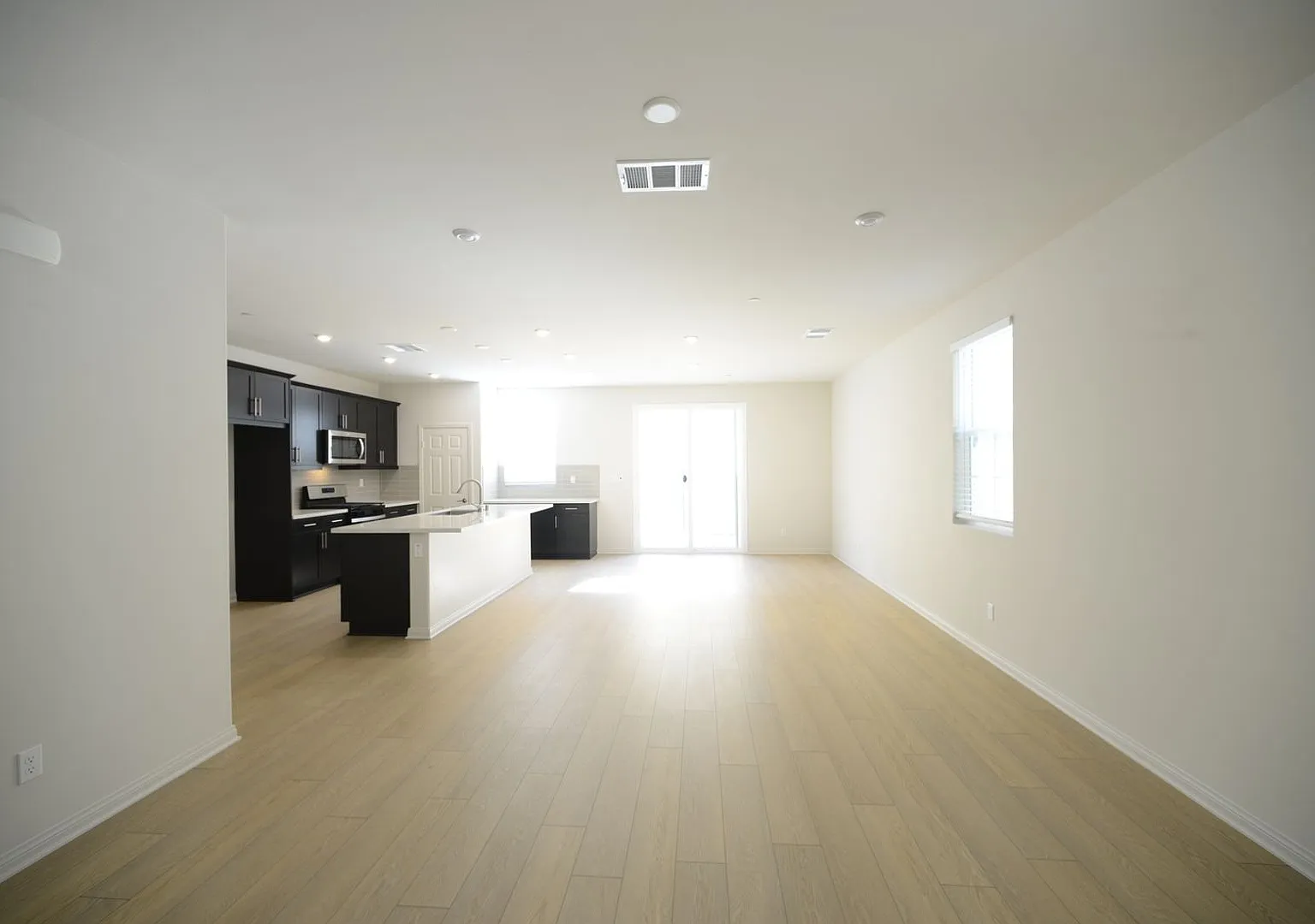 Stunning 4BR House in Menifee — Photo 1
