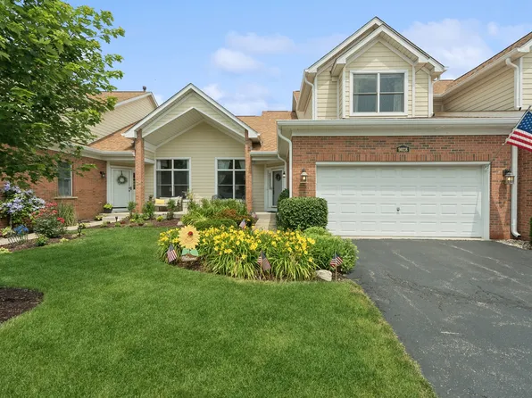 9028 Falcon Greens Dr, Crystal Lake, IL 60014