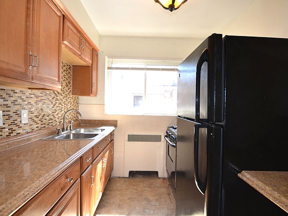 4th image of 7332 Reading Rd #3