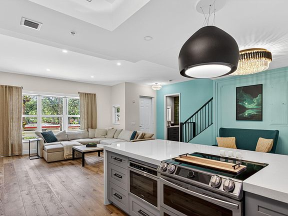 3rd image of 2609 NE 14th Avenue #105