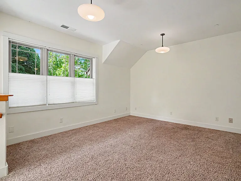 2060 John St S — Photo 24