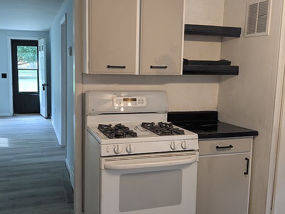 4th image of 408 Clinton St