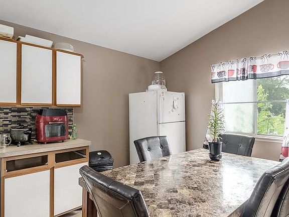 4th image of 26704 Blackmar Ave