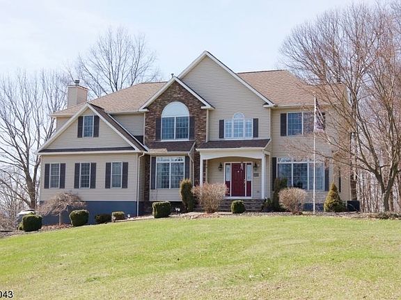3rd image of 8 Jenny Ln
