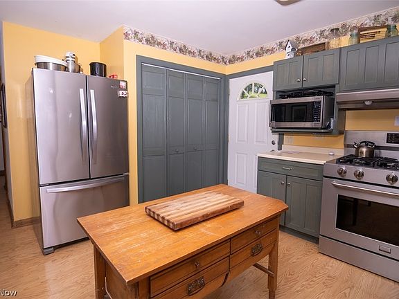 3rd image of 100 Stratton Ln