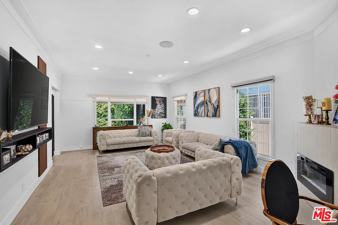 5 bed, 3.0 bath, 2395 sqft, $8,990 — Photo 3