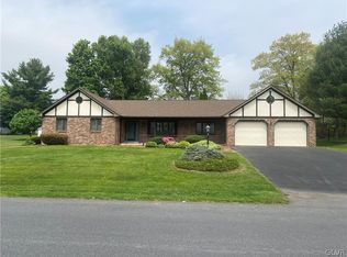 5252 Foxcroft Dr N, Schnecksville, PA 18078