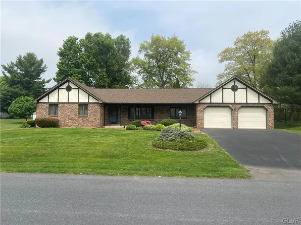 5252 Foxcroft Dr N, Schnecksville, PA 18078