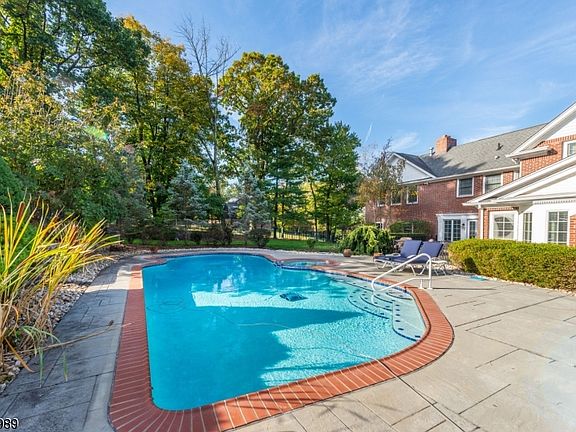 5th image of 586 Prospect Ave