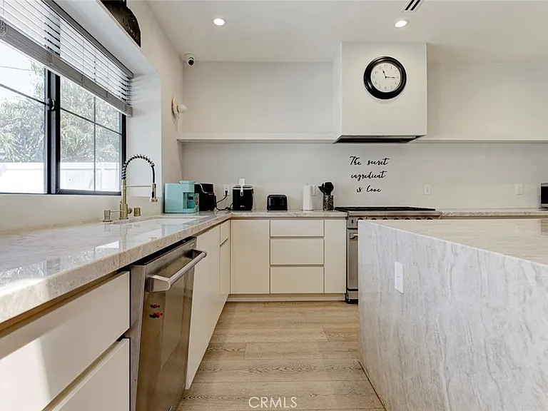 2743 N Keystone St — Photo 9