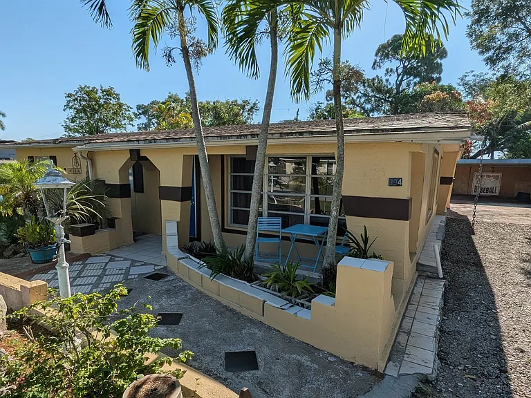 994 Coconut Cir W — Photo 5