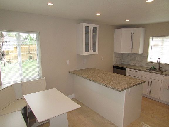 4th image of 320 NE 43rd St