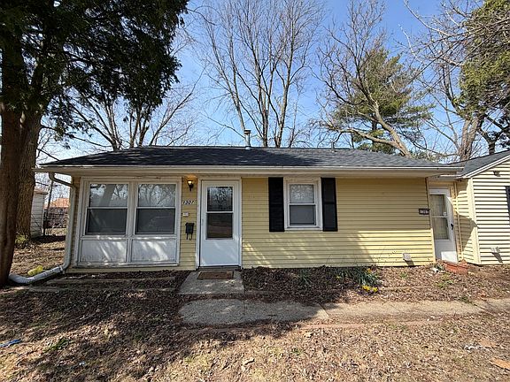 3rd image of 1307 Hedge Rd