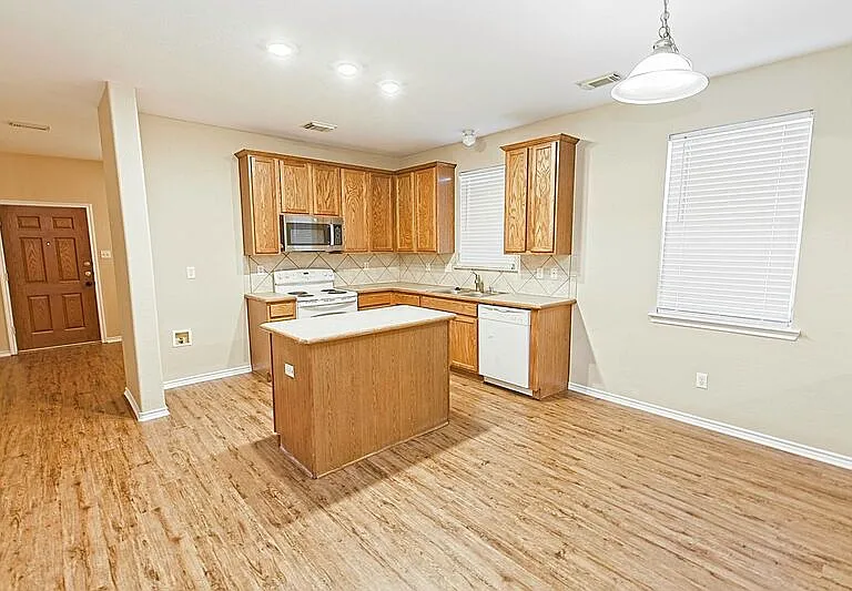 4009 Hidden Meadow Ct — Photo 8
