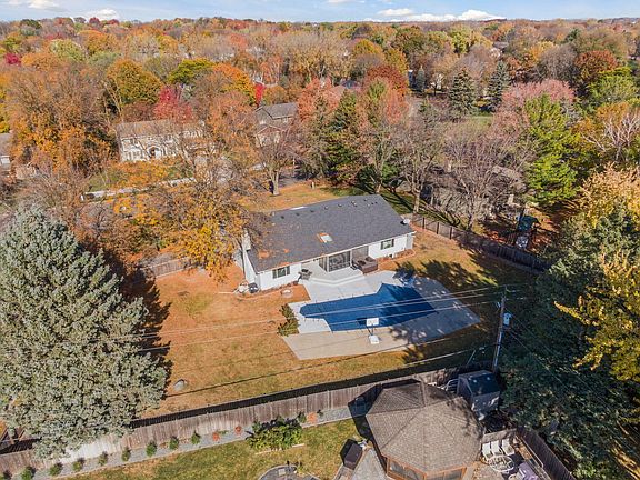 5th image of 2610 Holly Ln N