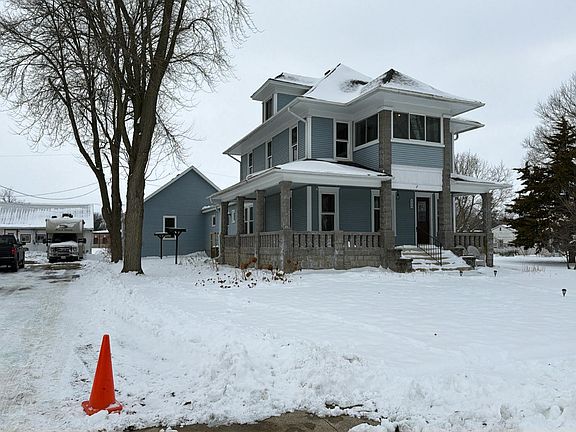 3rd image of 404 S Walnut Ave