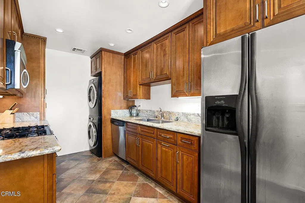 2 bed, 2.0 bath, 1564 sqft, $3,700 — Photo 4