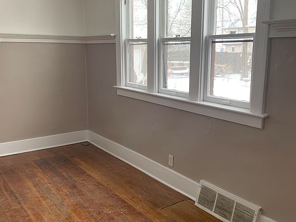 4th image of 1133 Blaine Ave