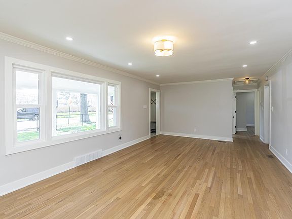 5th image of 597 Stratford Dr