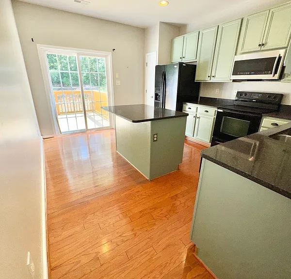2409 Silver Lake Ter — Photo 13