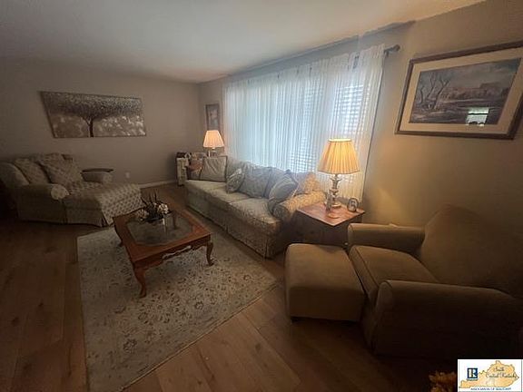 3rd image of 206 Whiteside St