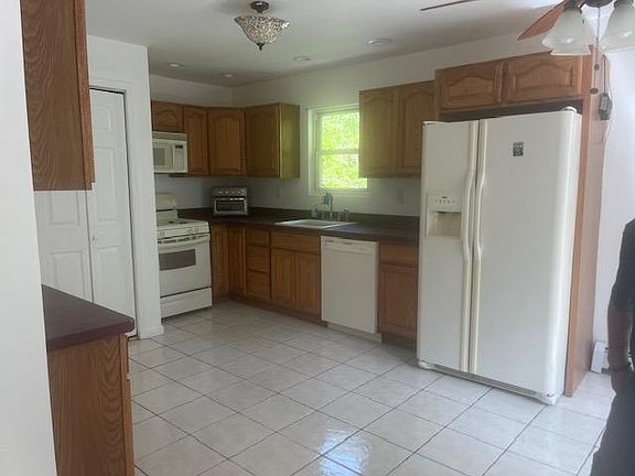 2nd image of 119 Ravenhurst Ave Floor 2
