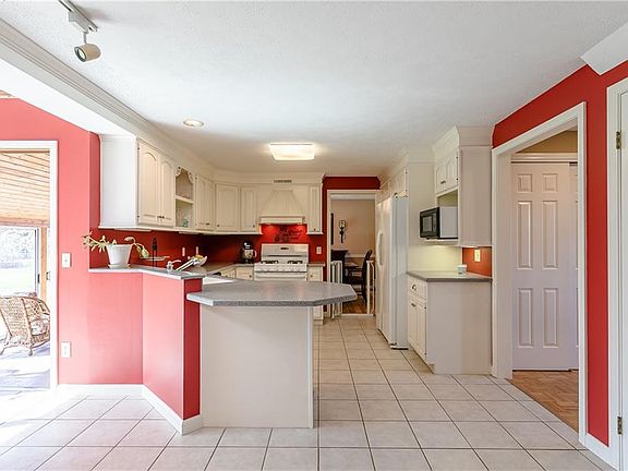 5th image of 377 Hartsville Ln