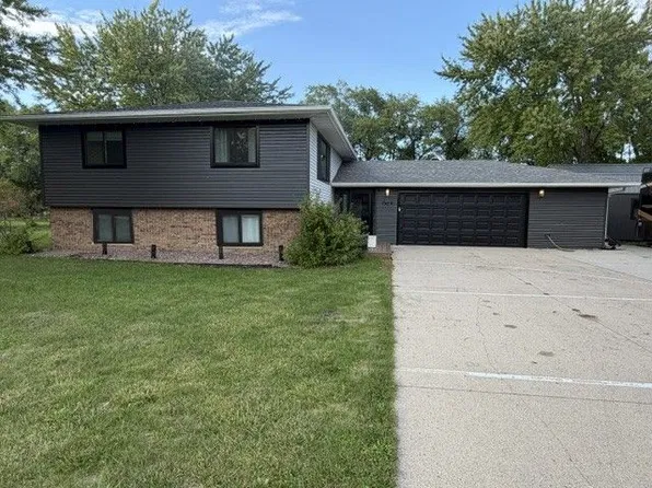 1304 60th Ave N, Moorhead, MN 56560