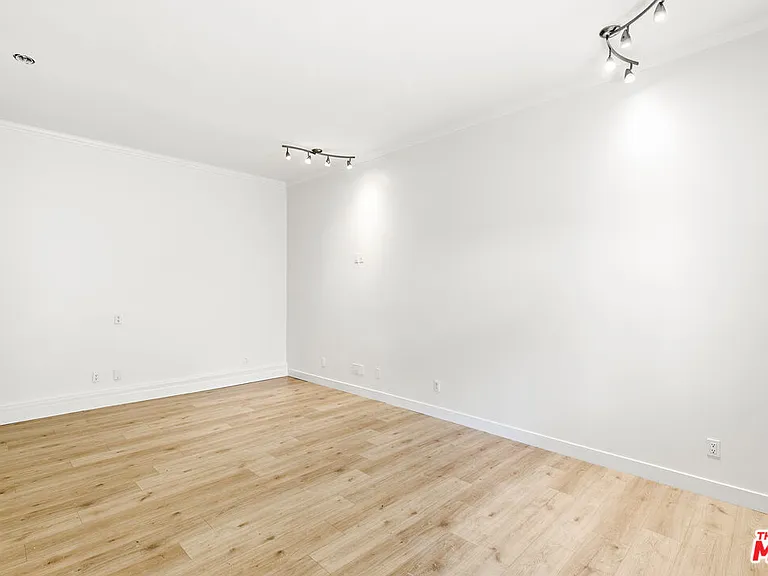 23114 Mariano St — Photo 17