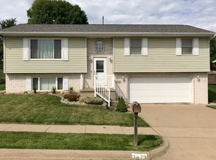 3823 Cora Dr, Dubuque, IA 52002