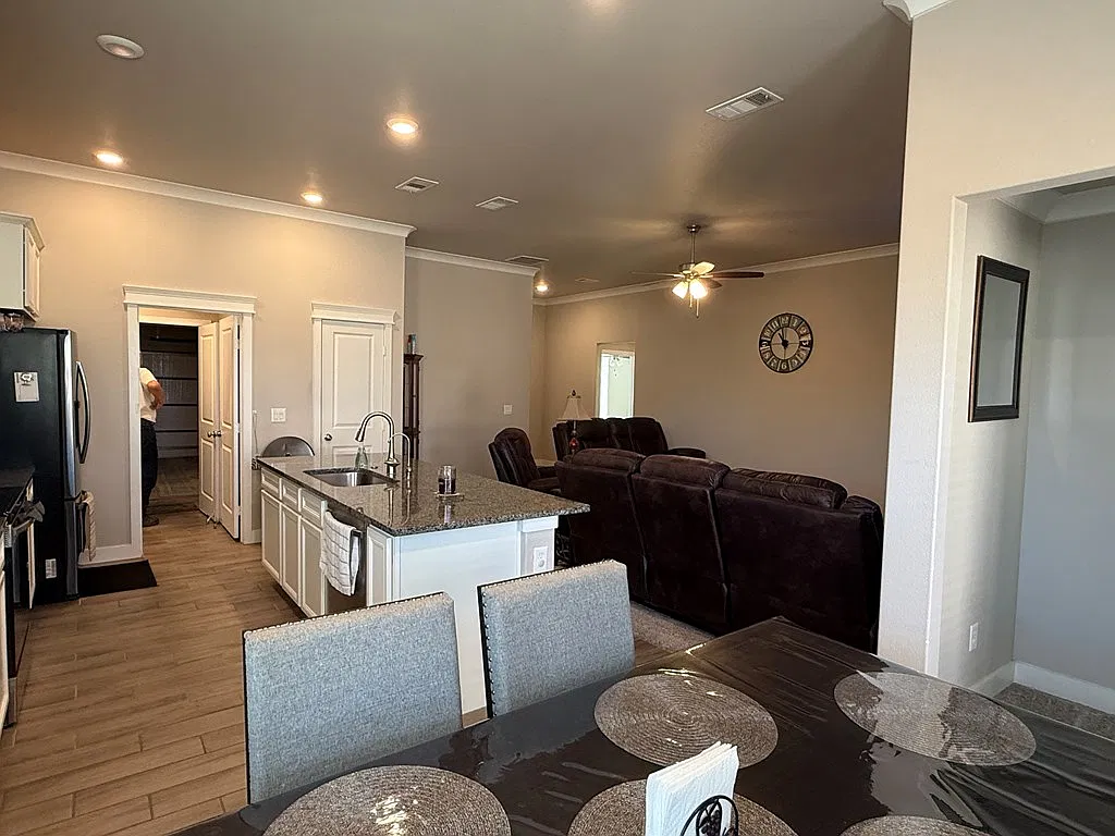 3 bed, 2.0 bath, 1316 sqft, $2,700 — Photo 3
