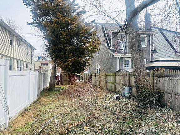 3rd image of 115 Avenue Avenue