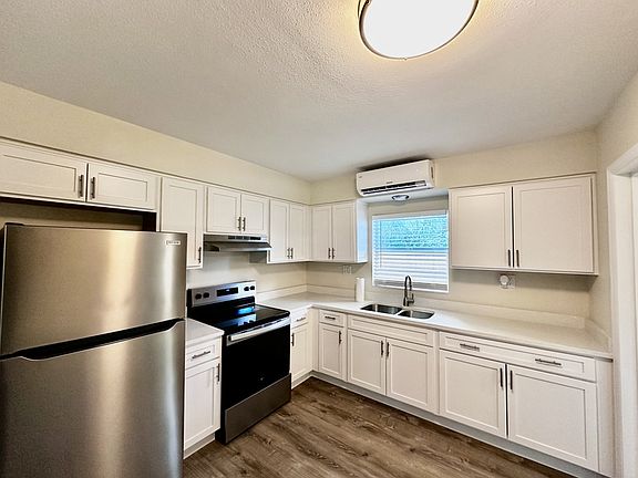 3rd image of 2410 Formosa Ave