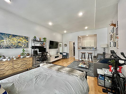 3rd image of 348 W 56th St APT 2D